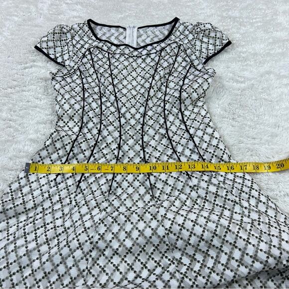 Ye . nice mesh overlay fit and flare dress, size small 155/80a - Picture 7 of 9